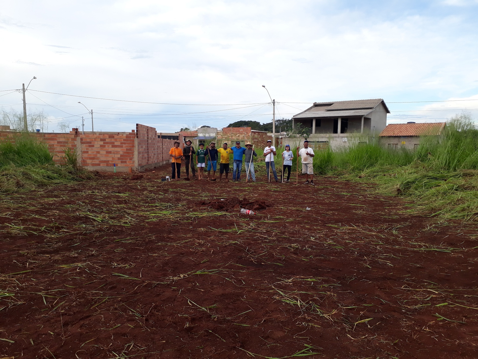 Equipe reunida após a limpeza do terreno