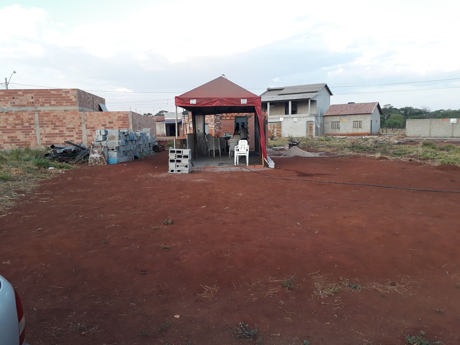 A primeira tenda erguida sobre o terreno