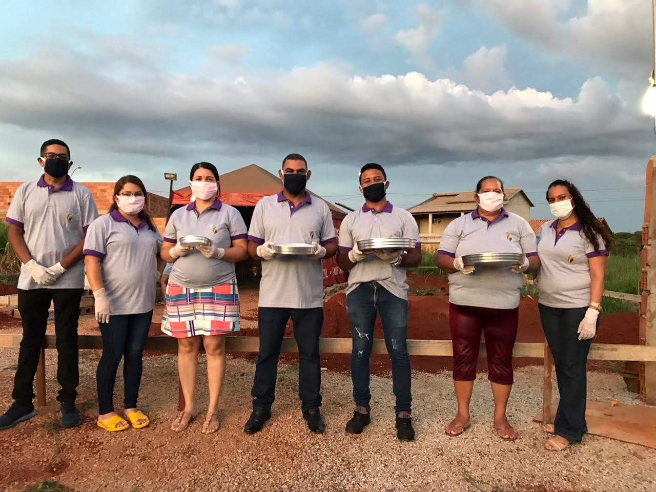 Equipe servindo a Santa Ceia durante a pandemia