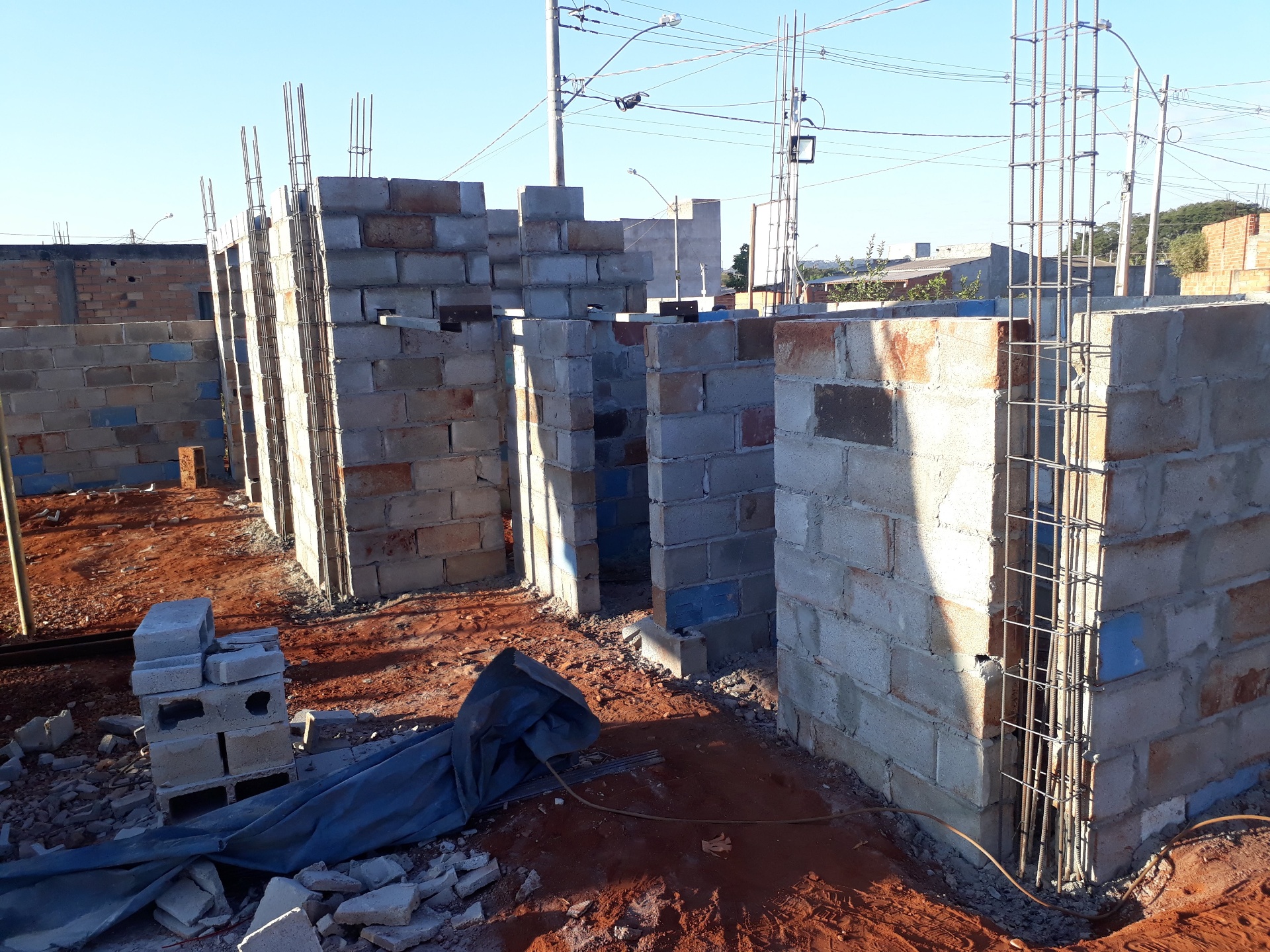 Início da construção: paredes e pilares se erguendo