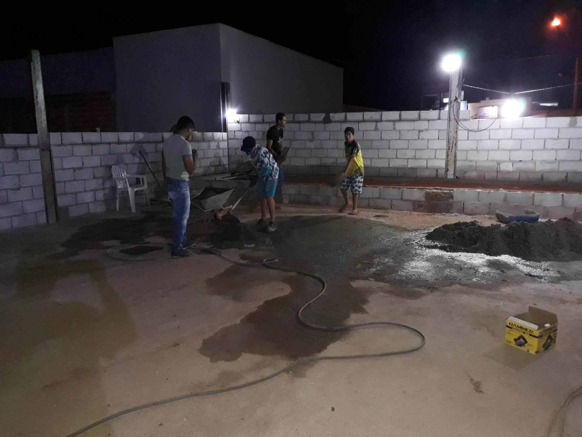 Concretagem do piso — a obra avançando noite adentro