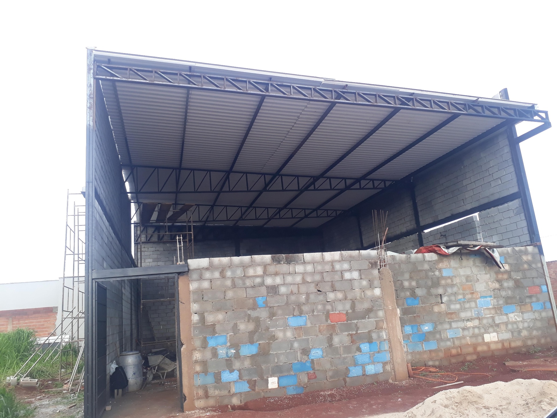 Estrutura metálica e cobertura do templo concluídas