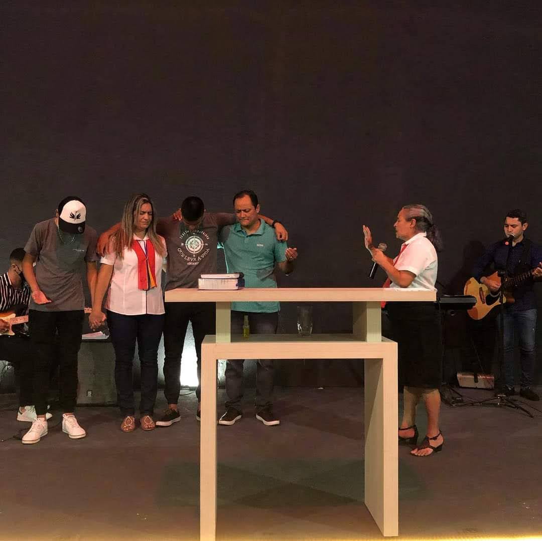 Momento de oração e consagração no altar